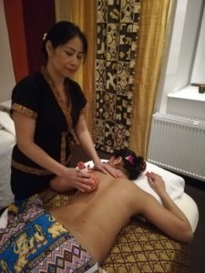 Thai Kräuter Stempel Massage